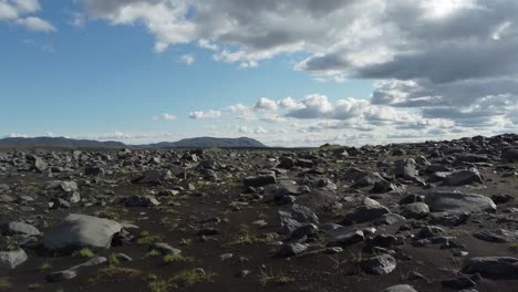 campo de roca en el paisaje natural genérico de islandia, avance aéreo bajo