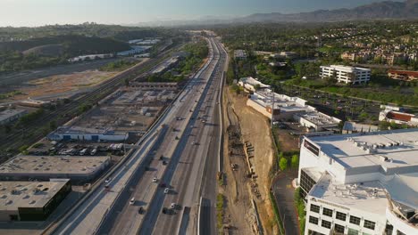 Statische-Abendansicht-Des-Verkehrs-Auf-Den-Fünf-Autobahnen-Im-Süden-Von-Mission-Viejo,-Kalifornien