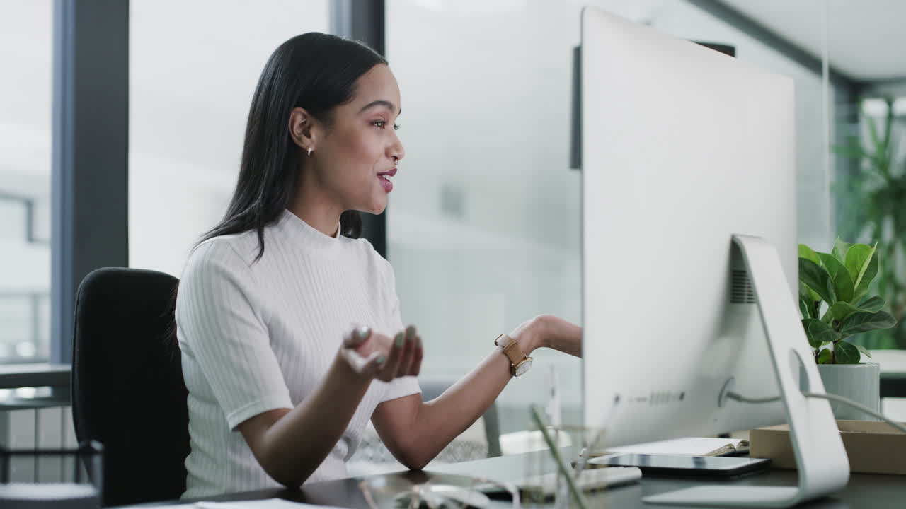 una joven empresaria usando su computadora para hacer