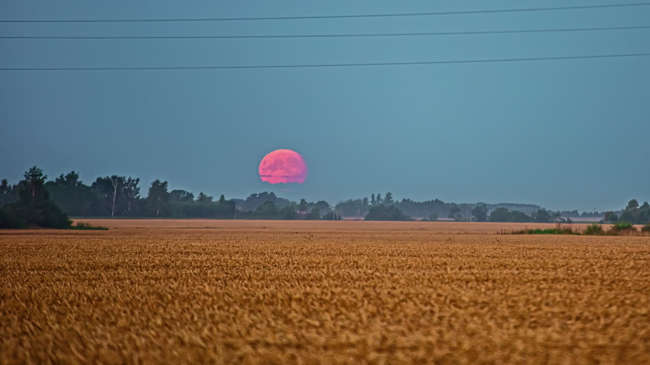 밀 ⁇  위의 보름달이 아침에 지평선에서 사라지는 시간 흐름
