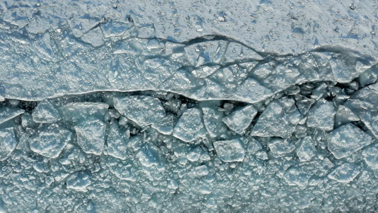 공중 하향식, 갈라진 극지 빙상, 그림자를 만드는 희미한 햇빛