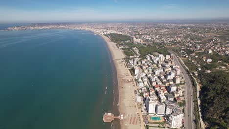 Long-Beach-Und-Urlaubshotels-Für-Touristen-An-Der-Küste-Der-Adria-In-Albanien