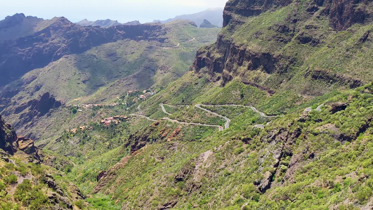 Carretera de montaña en la isla de Tenerife en África, España, Europa
