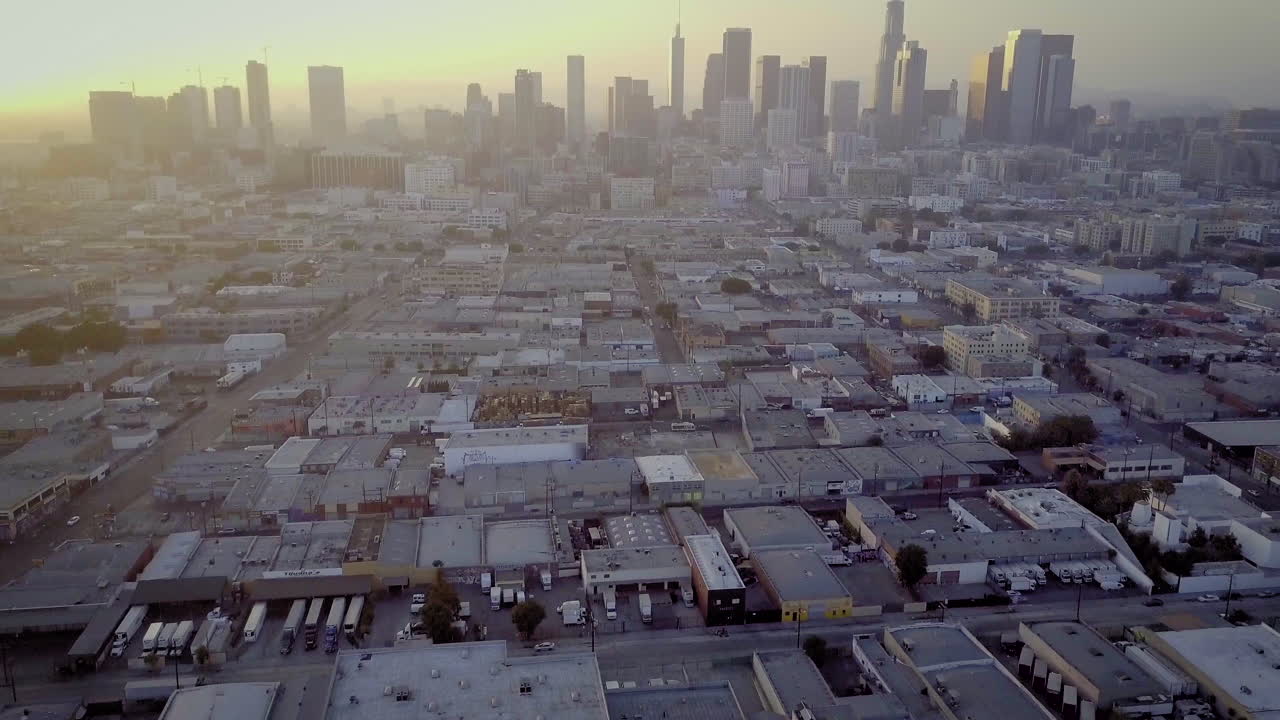Vista aerea dello skyline di Los Angeles e dell'area industriale al tramonto