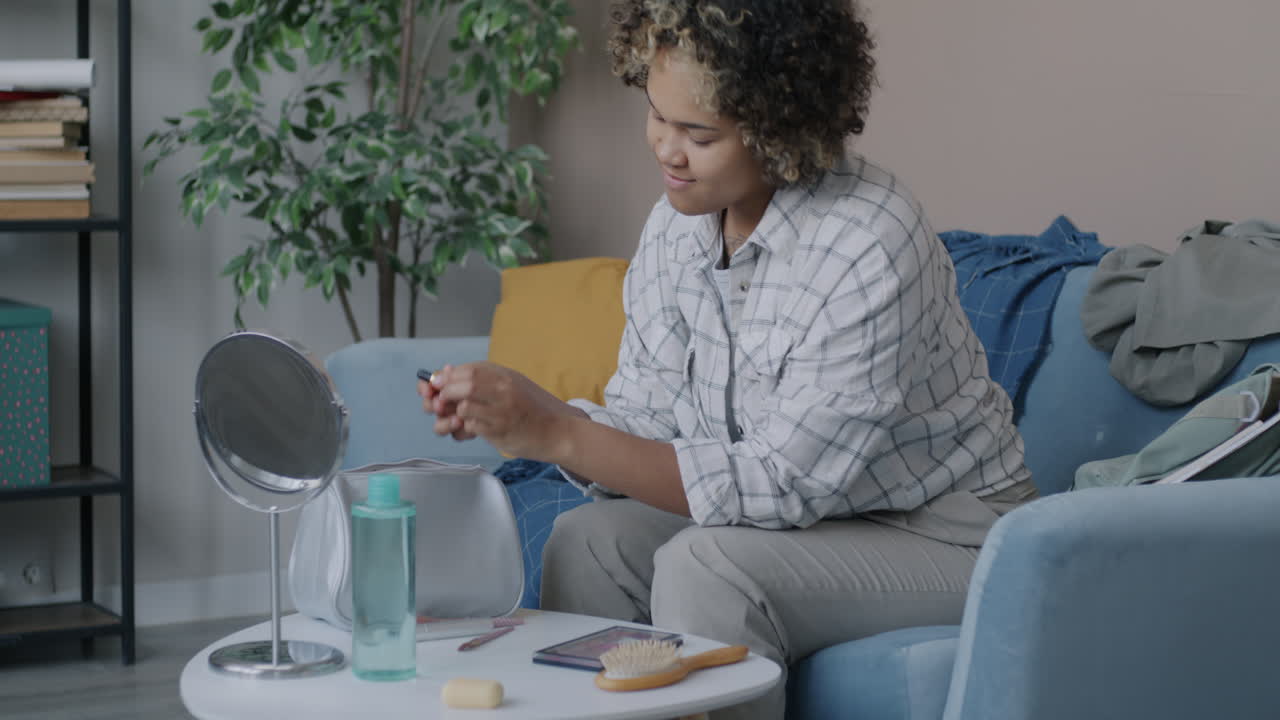 mujer aplicando maquillaje en casa