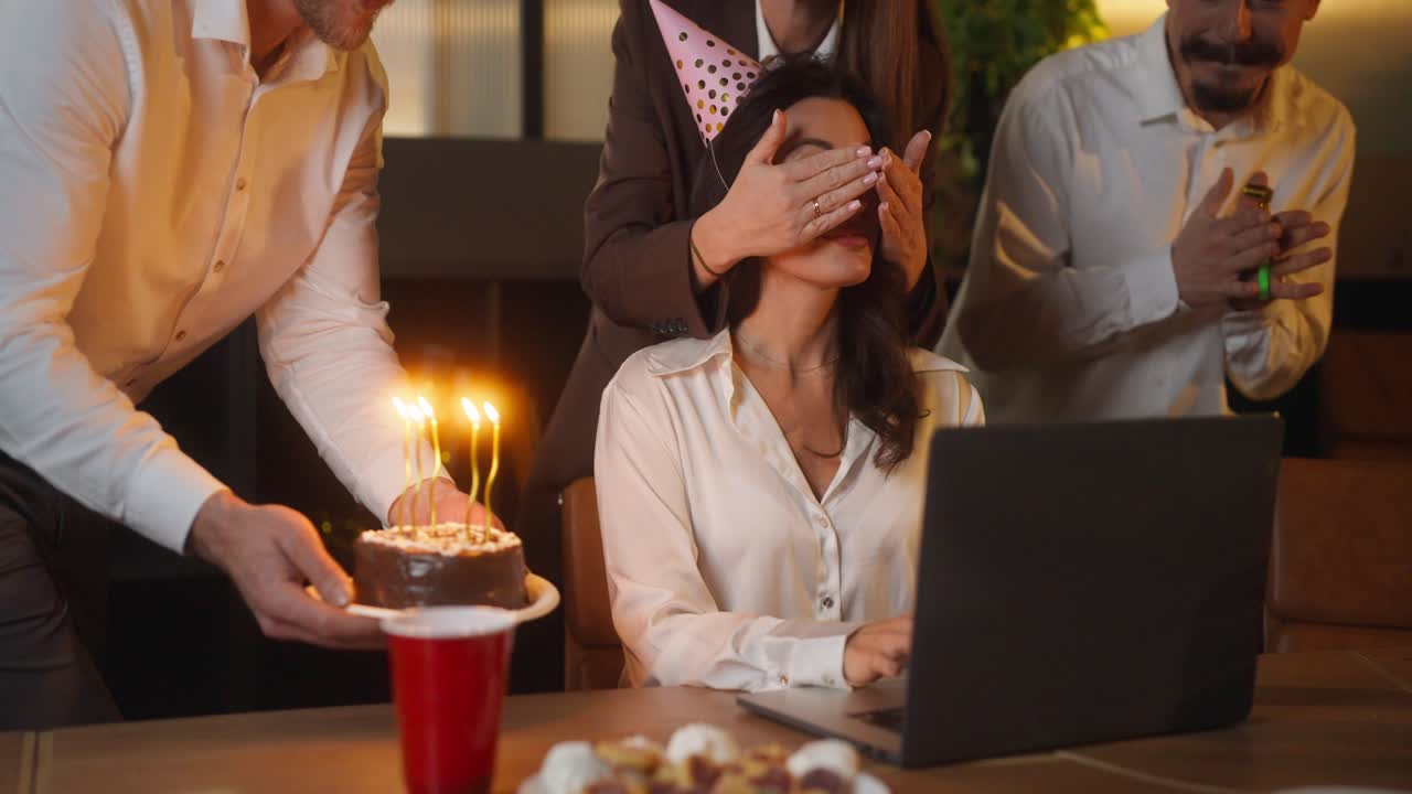 celebración sorpresa de cumpleaños en la oficina