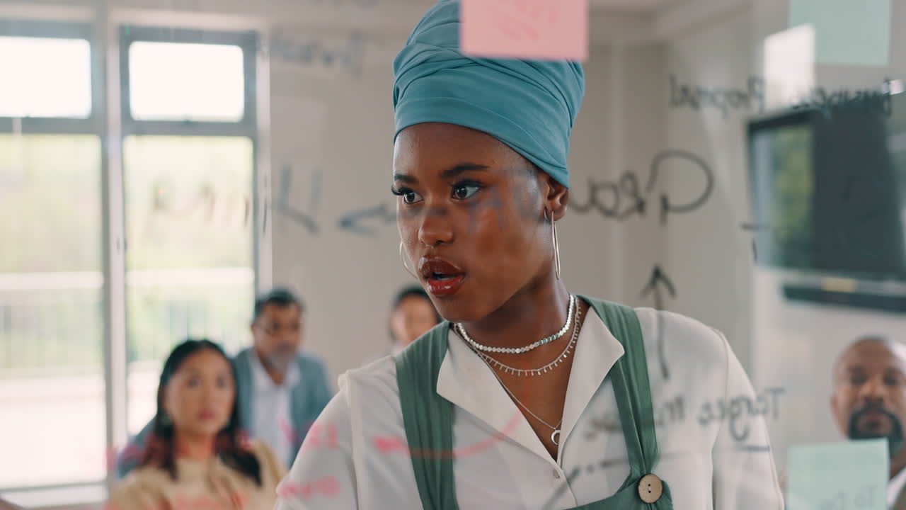 회의, 유리 및 비즈니스 검은색으로 쓰기