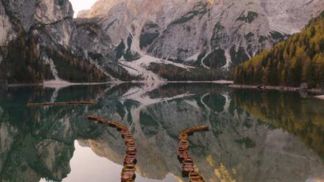 Filmischer-Drohnenflug-über-Ruderboote-Auf-Dem-Pragser-Wildsee,-Dem-Berühmten-See-In-Den-Italienischen-Dolomiten