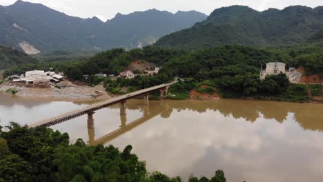 Toma-Aérea-Descendiendo-Lentamente-Sobre-El-Puente-En-El-Distrito-De-Quan-Hóa,-Vietnam