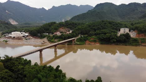 toma aérea descendiendo lentamente sobre el puente en el distrito de quan hóa, vietnam