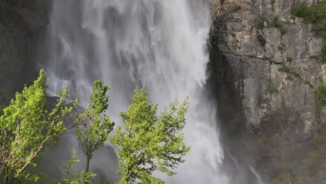 Cascadas-De-Agua-Sobre-Piedras-Y-Rocas,-Creando-Una-Pintoresca-Escena-De-Cascada-En-Seerenbachfälle-En-Amden-Betlis,-Walensee,-Suiza