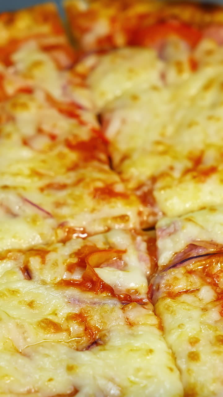 резать вкусную пиццу.