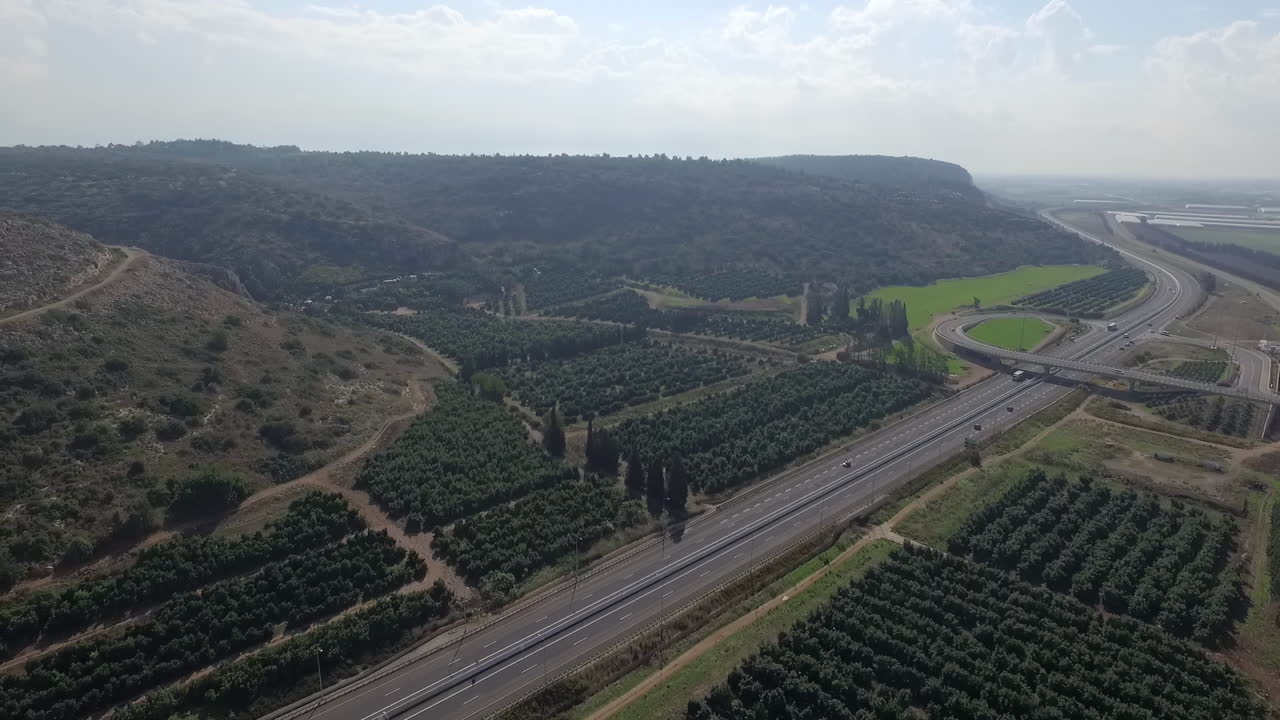 Vista aérea de autopista y tierras de cultivo
