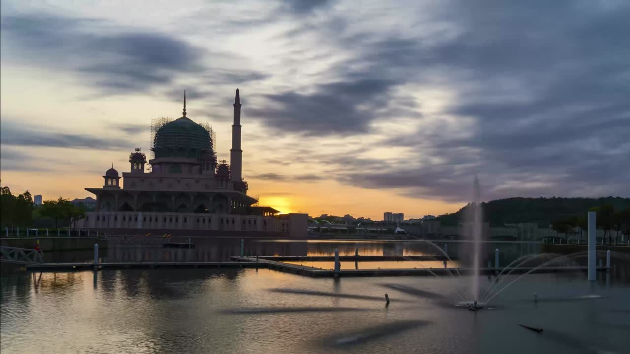 imágenes en lapso del amanecer de la mezquita de putra en putrajaya, malasia