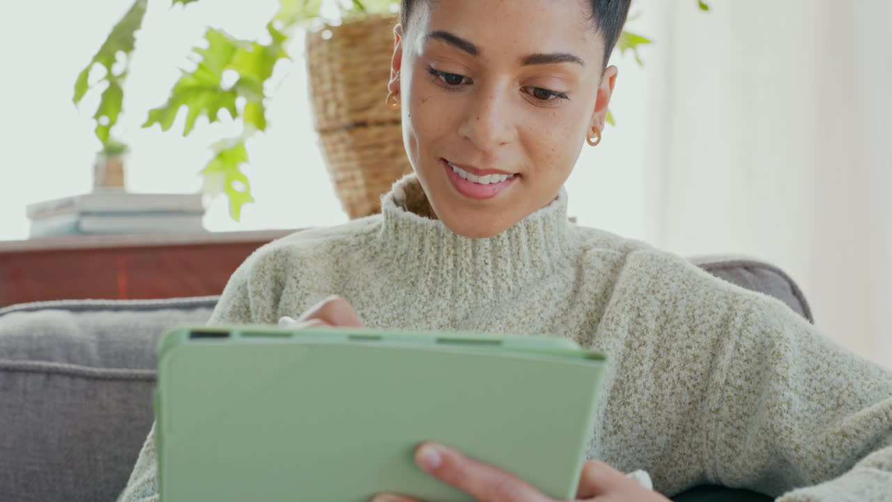 tableta, dibujo digital y mujer negra trabajando