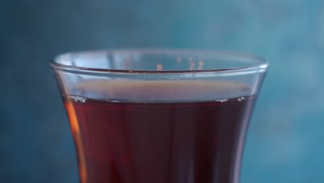 primer plano de un vaso de té turco