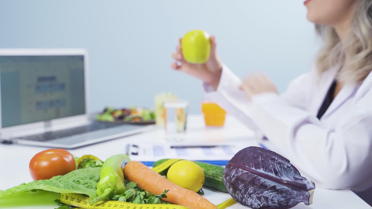 un dietista explicando el plan de dieta al paciente.