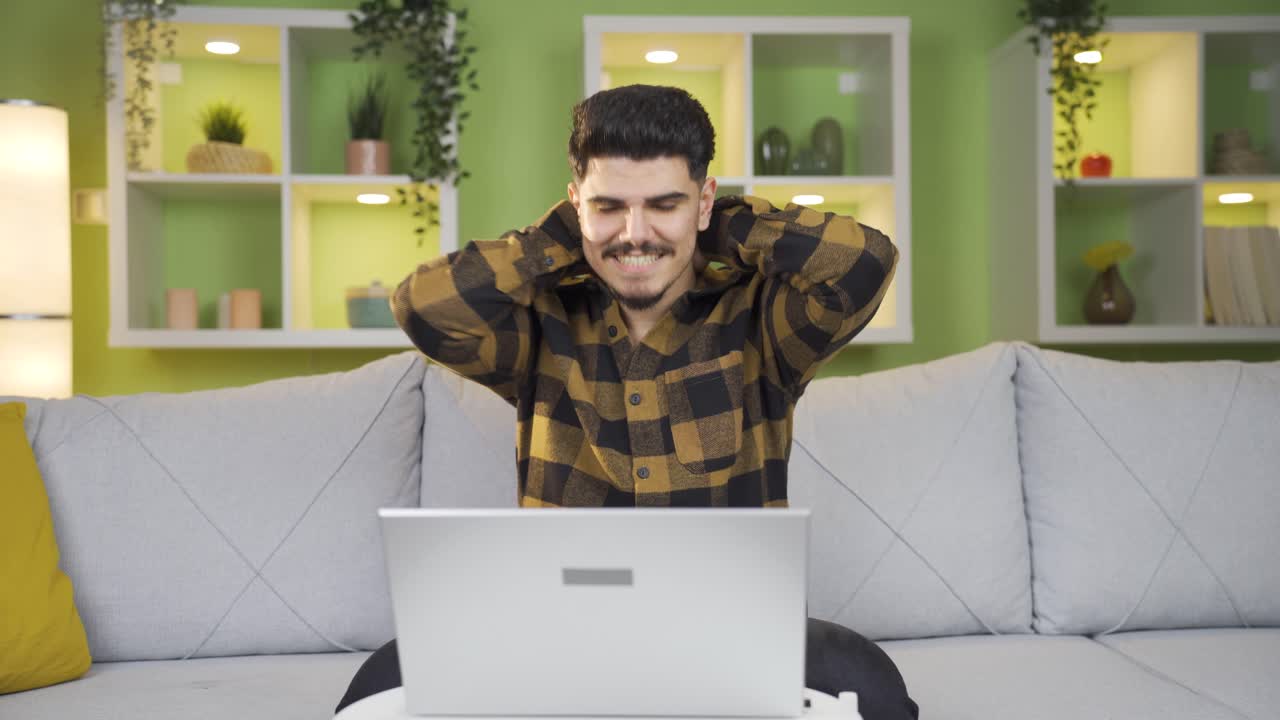 un hombre que ha completado su trabajo está en paz.