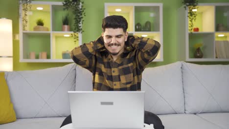 un hombre que ha completado su trabajo está en paz.