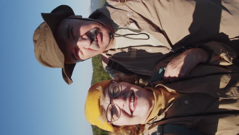 una pareja de ancianos haciendo senderismo y tomando una selfie en las montañas.