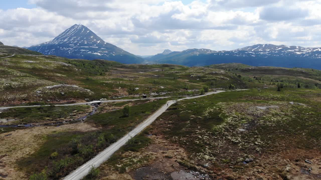 Cykelsti på bjerg i Norge med Gaustatoppen i baggrunden