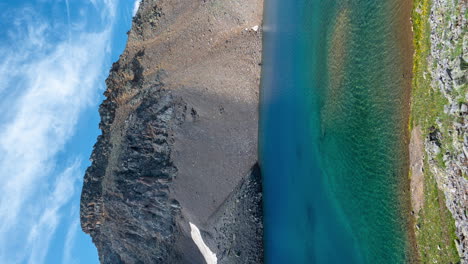 timelapse vertical de 4k, agua azul glacial del lago columbine, bosque nacional de san juan, colorado usa en un día soleado