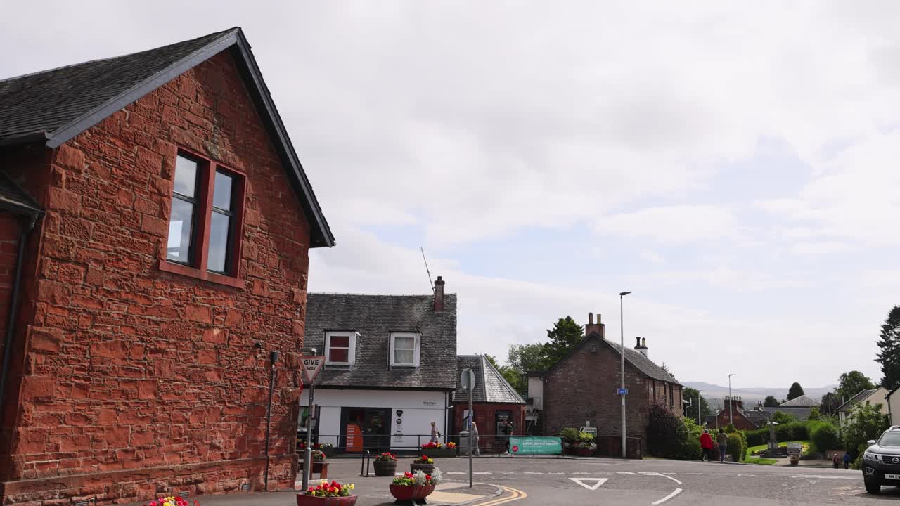 encantadora vista de la calle con pub histórico y casas