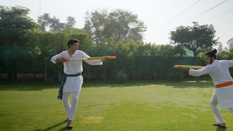 Indische-Männer-Spielen-Holi-Mit-Wasserpistole