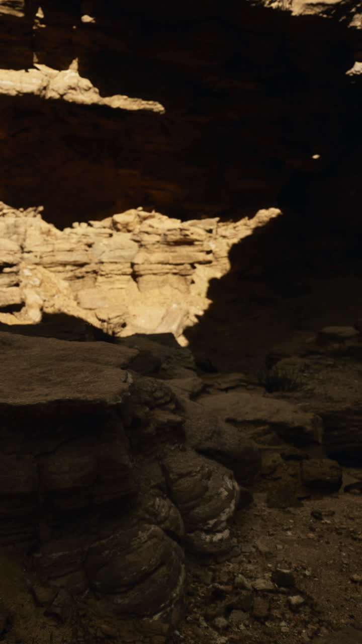 L'illuminazione esterna filtra nelle fessure delle antiche e robuste pareti della grotta