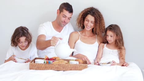 Glückliche-Familie-Beim-Frühstück