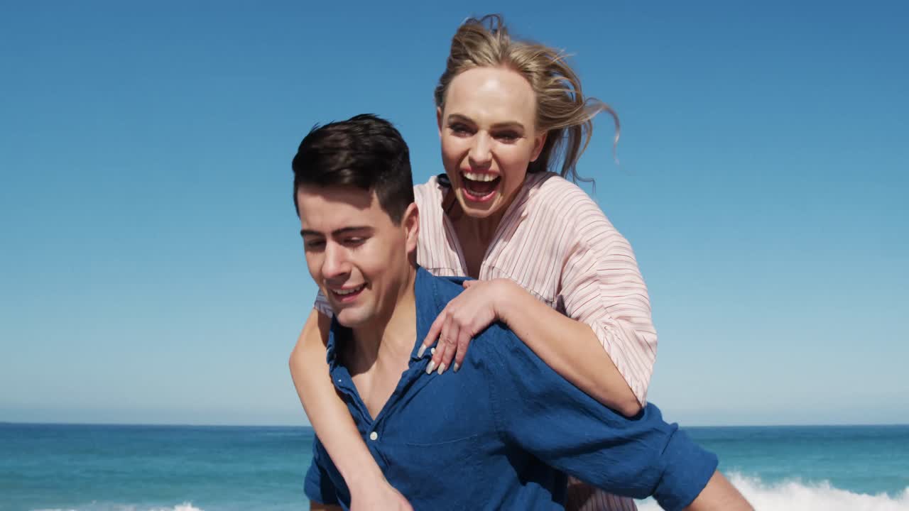 Liebespaar genießt gemeinsam die Freizeit am Strand.
