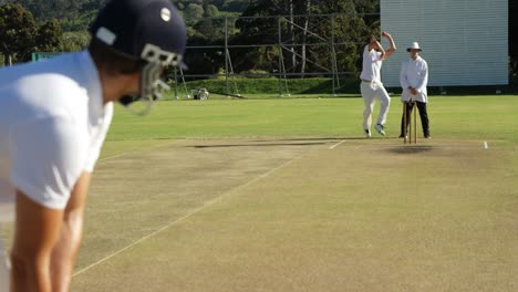 lanzador entregando la pelota durante un partido de cricket