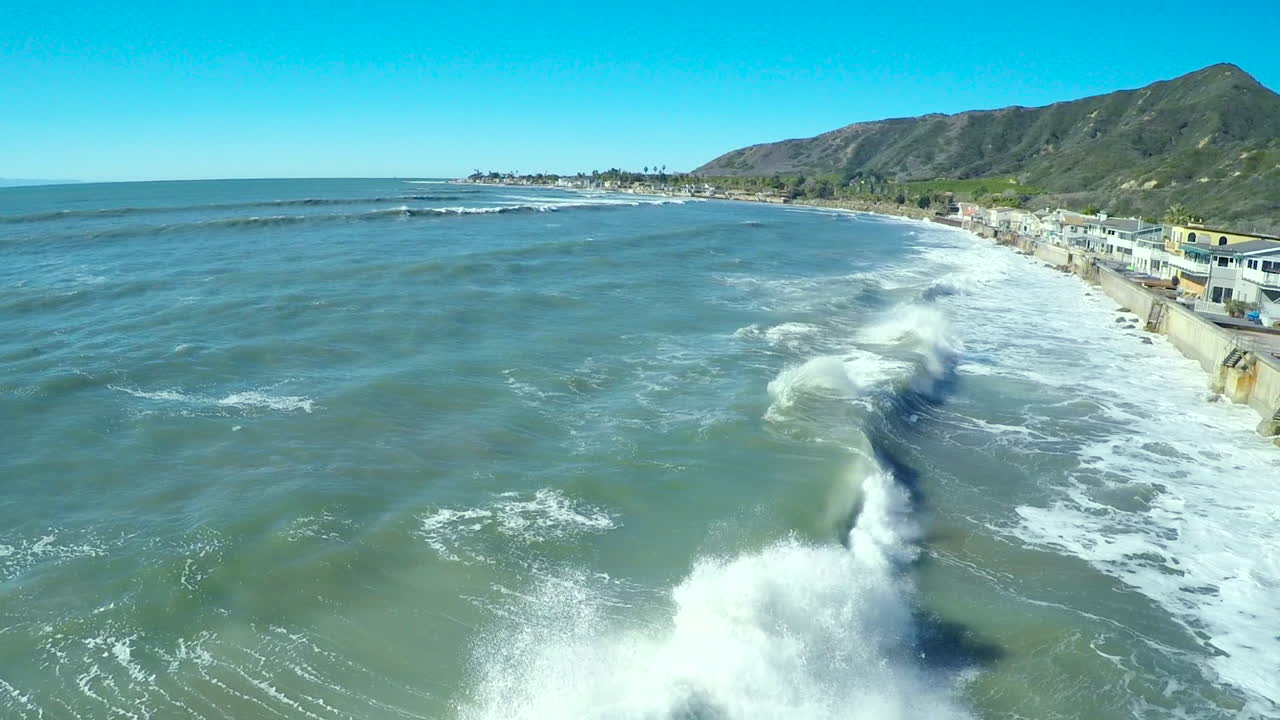 큰 폭풍 동안 캘리포니아 해안에 충돌하는 파도 위의 안테나 4