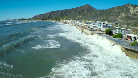 Antenas-Sobre-Olas-Rompiendo-En-La-Costa-De-California-Durante-Una-Gran-Tormenta-4