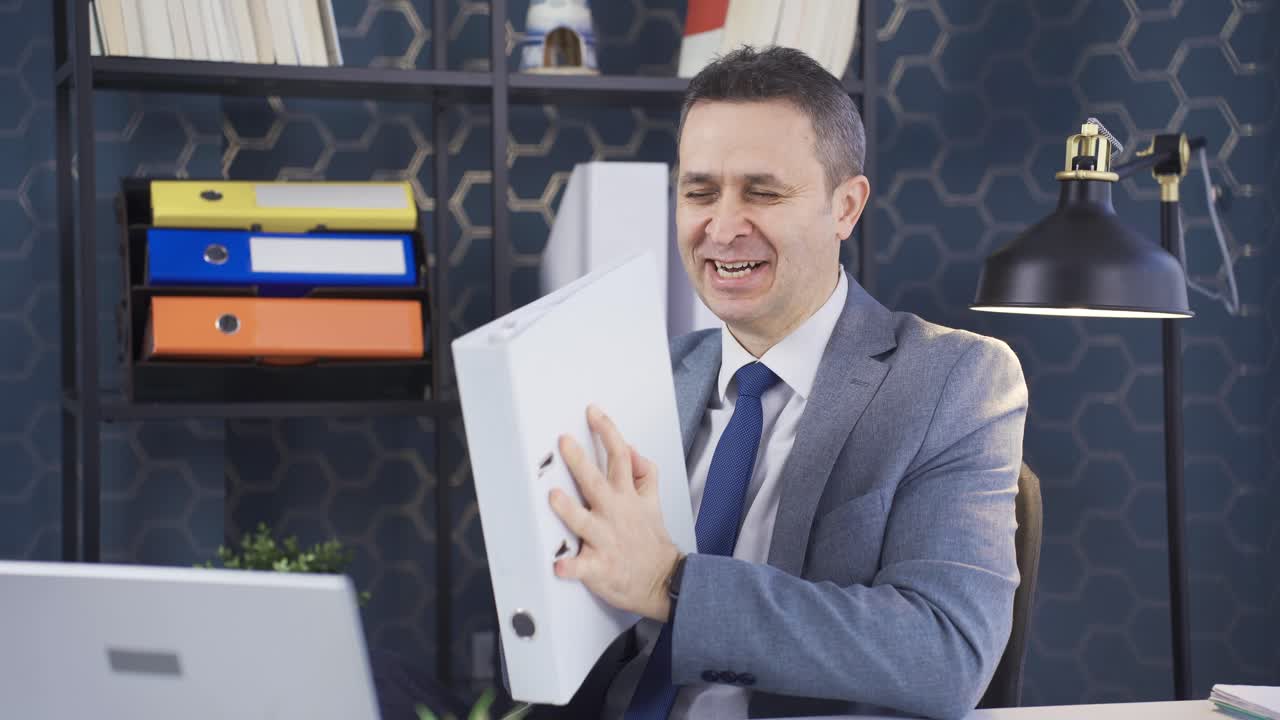 el hombre de negocios profesional feliz gana se regocija en la victoria. expresión facial alegre.