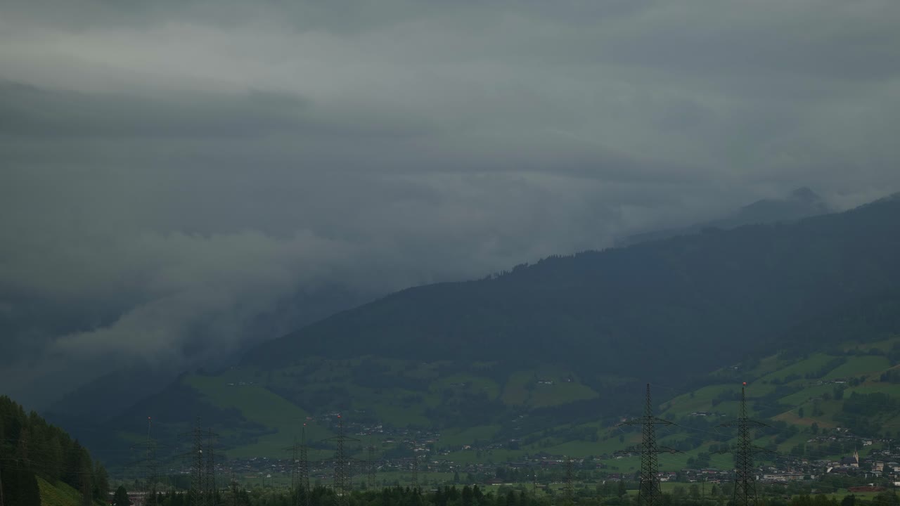 nube de grises y niebla blanca rodando sobre el paisaje de abajo