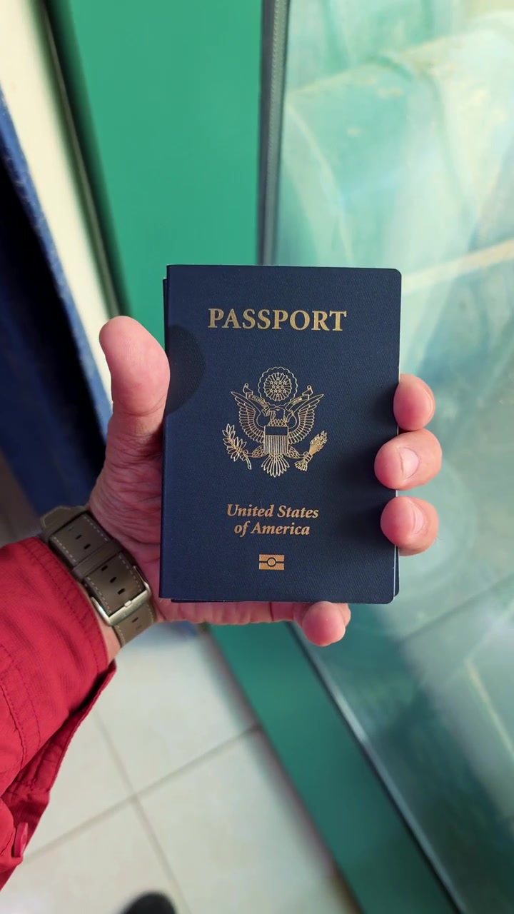 Primo piano realistico di una mano che tiene un passaporto statunitense