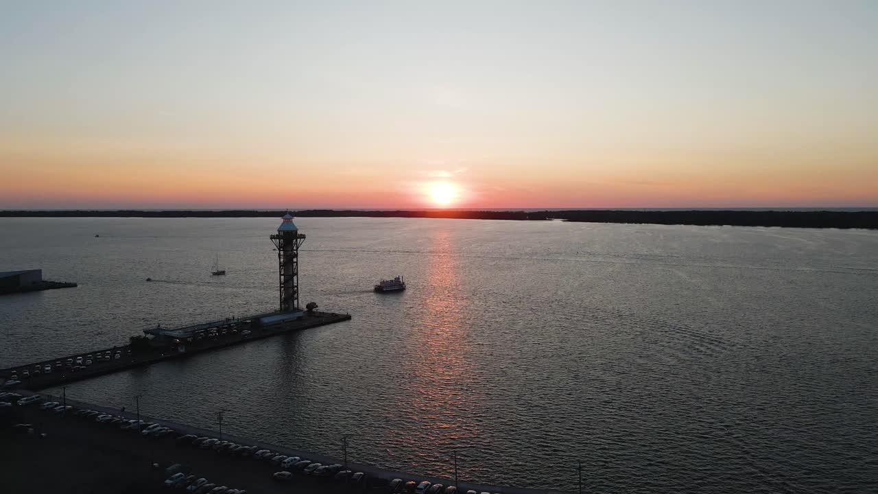 el lago erie al atardecer en erie, pensilvania, con la torre del bicentenario descendiendo