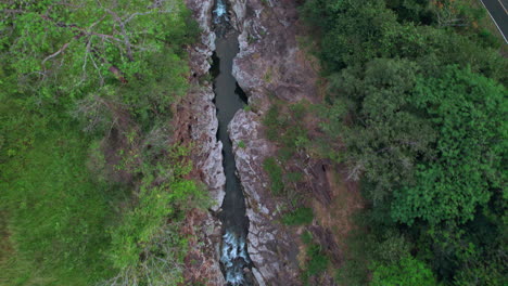 Río-Cajones-De-Chame-Que-Fluye-A-Través-De-La-Exuberante-Selva-Panameña,-Vista-Aérea