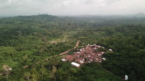 Zentralghana,-Abgelegenes-Dorf-Umgeben-Von-Regenwald-Und-Kakaofarmen