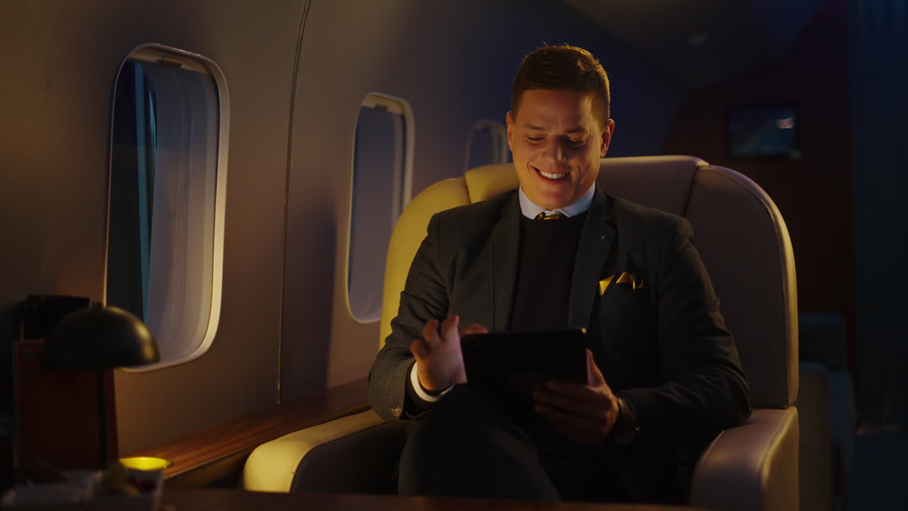 Uomo che usa un tablet su un jet privato