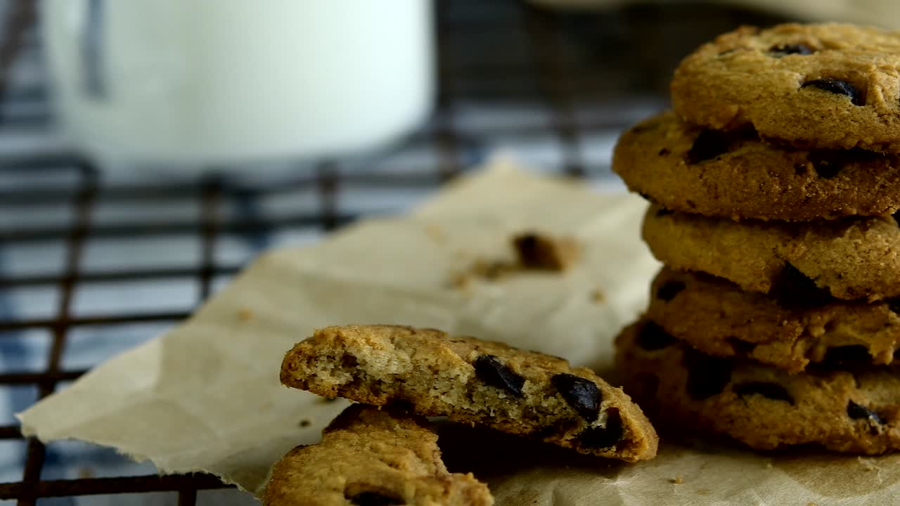 galletas de chocolate y un vaso de leche para el desayuno. 4k primer plano
