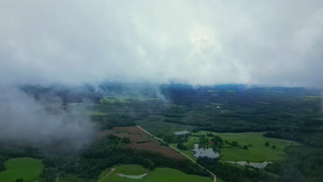 vista de drones de nubes de bajo nivel sobre el campo