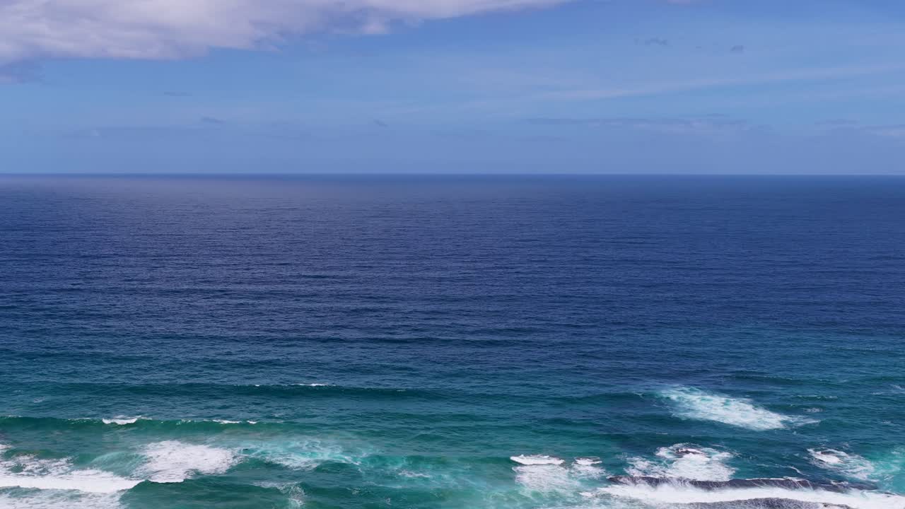 Statisk flyfoto fanger turkise bølger som slår mot den robuste Bass Strait-kystlinjen i Australia
