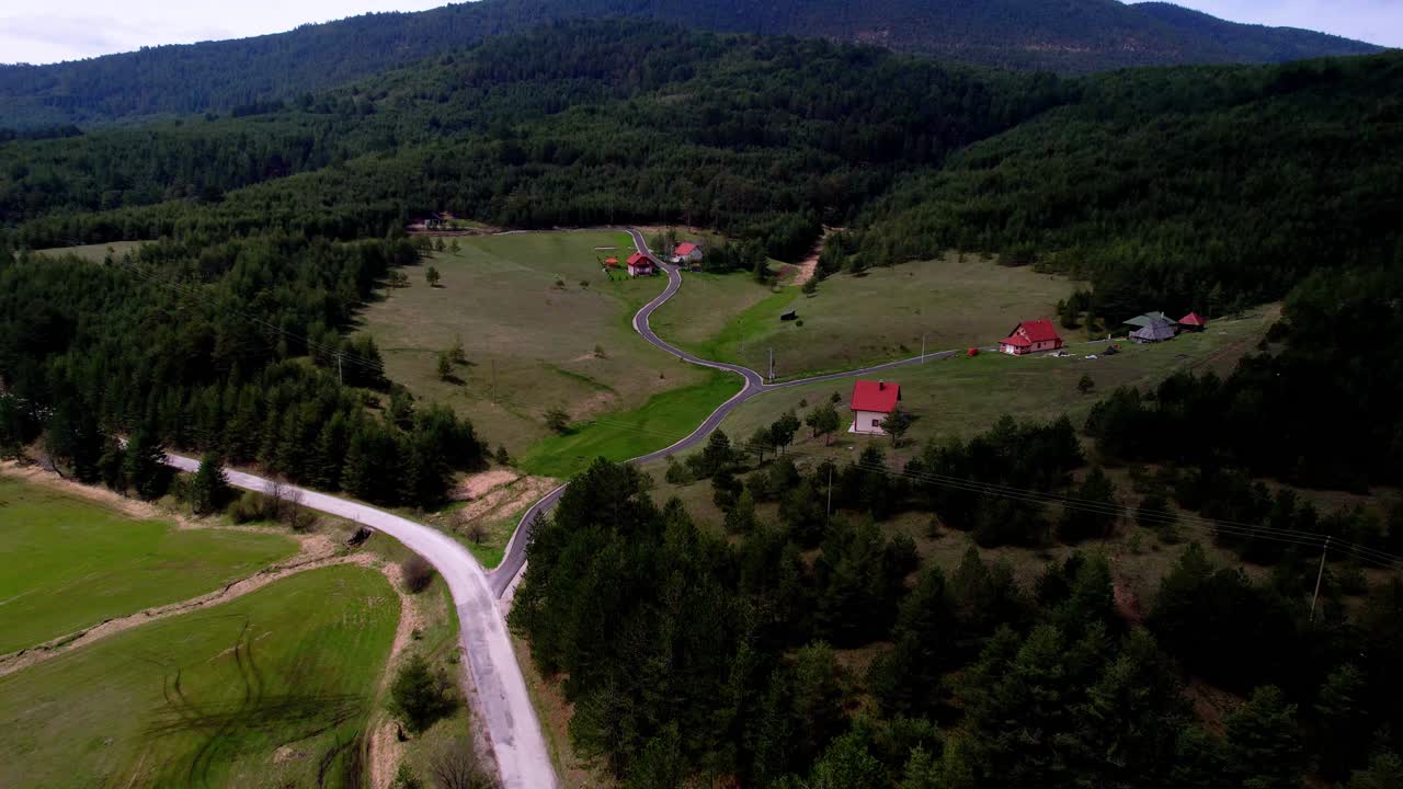 vista aérea de la aldea de vodice en la montaña zlatibor, serbia