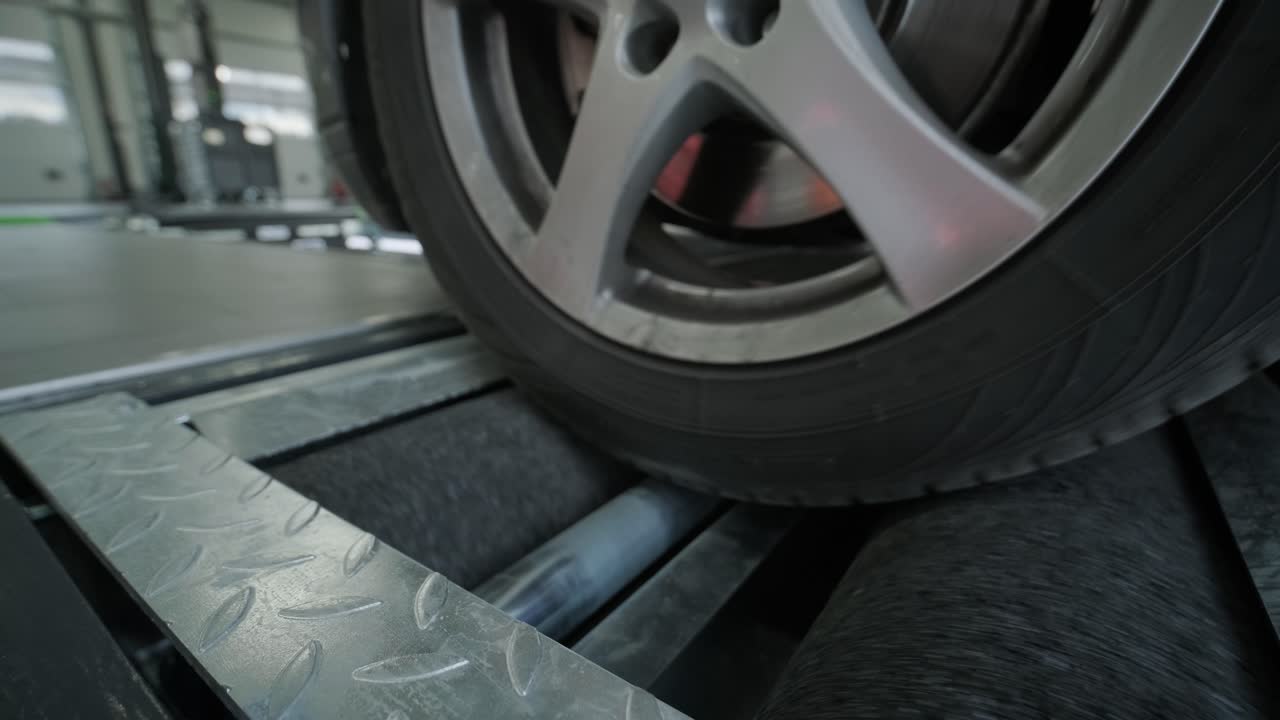 proceso de diagnóstico automático de la suspensión en un servicio automovilístico moderno. se utiliza equipo profesional para inspeccionar y analizar la condición de la suspensión y los componentes del vehículo