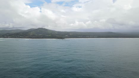 Vista-Panorámica-De-La-Playa-Tropical-Con-Cielo-Azul-Nublado-En-Sapphire-Beach,-Coffs-Harbour,-Nsw,-Australia---Toma-Aérea-De-Drones