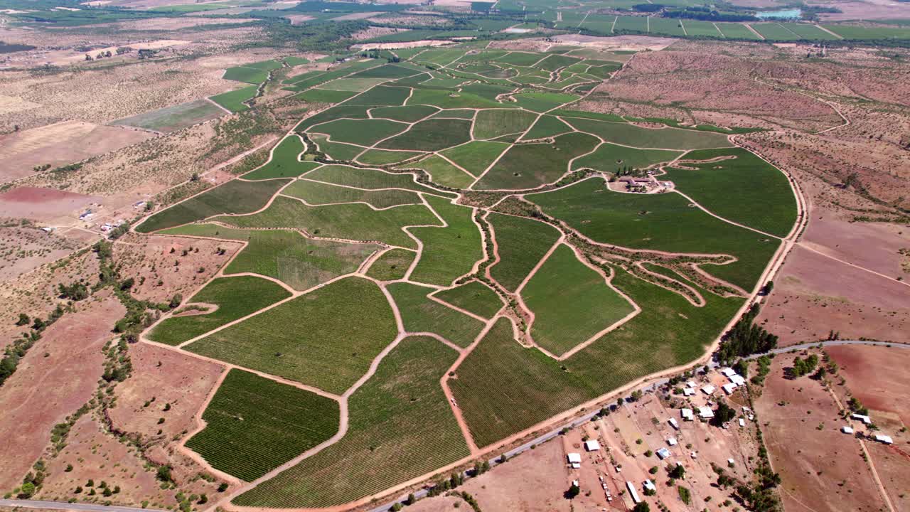 vista aérea panorámica de cauquenes en la región vinícola del valle del maule, chile