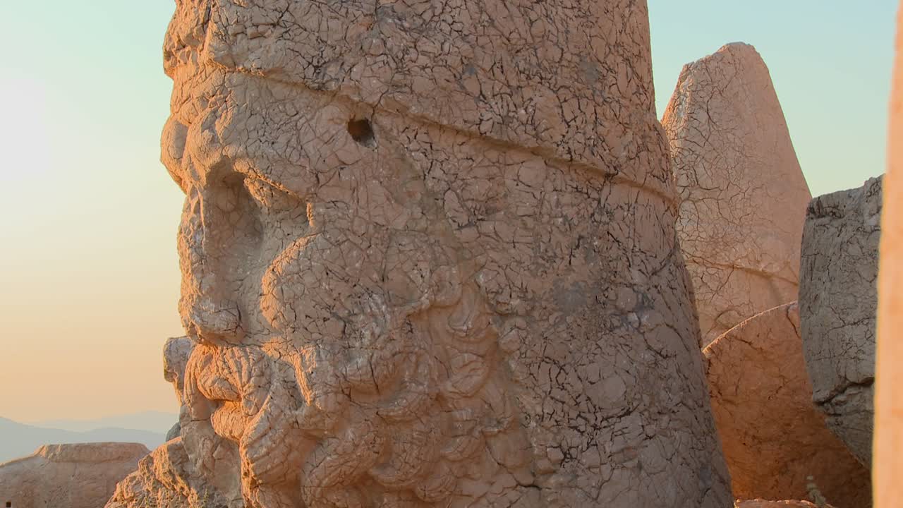 mt nemrut 칠면조 정상에 있는 위대한 고고학 유적의 세부 사항