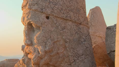 detalle de las grandes ruinas arqueológicas en la cima del monte nemrut turquía